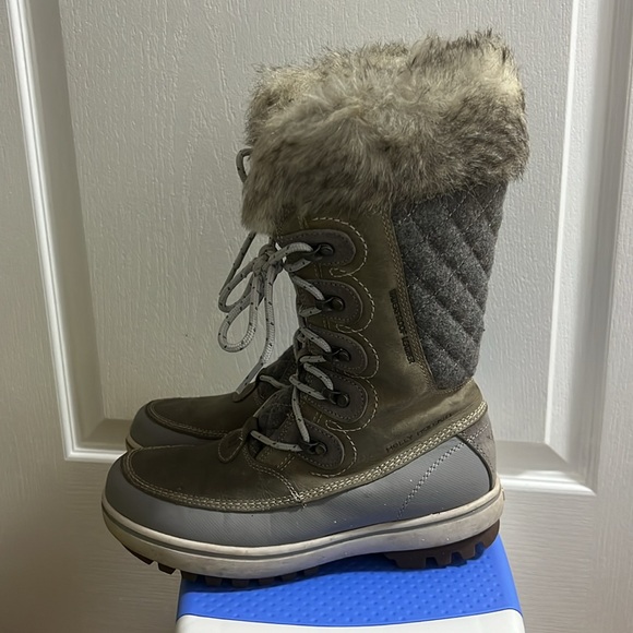 HELLY HANSEN “W GARIBALDI VL” BOOTS, LIGHT GREY/ ALLOY/ NIMBUS CLOUD.US SIZE 6.5 - Picture 4 of 6